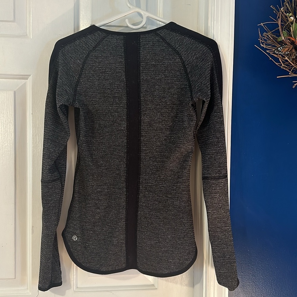 Women’s Lululemon Run Under Long Sleeve Reversible Black & Gray Athletic Top - Picture 8 of 8